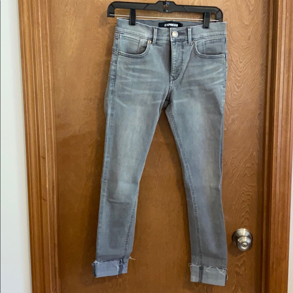 Grey ankle jean.